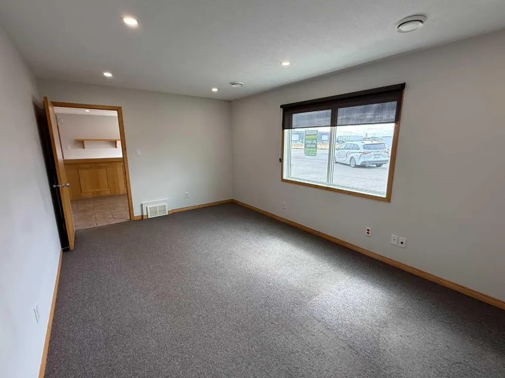 3805 14 Avenue N Lethbridge AB T1H 6Y6