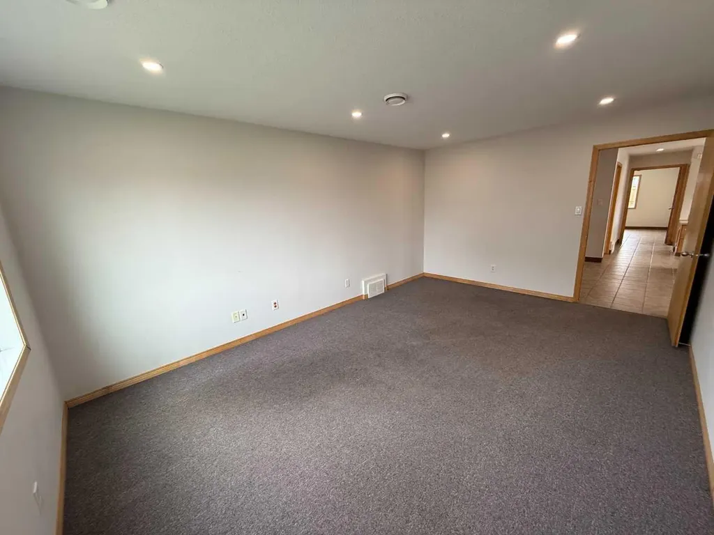 3805 14 Avenue N Lethbridge AB T1H 6Y6