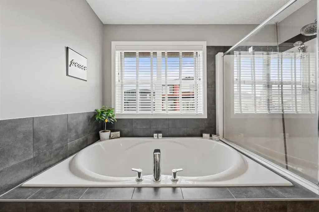 286 Kings Heights Drive SE Airdrie AB T4A 0S6