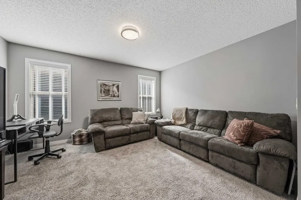 286 Kings Heights Drive SE Airdrie AB T4A 0S6