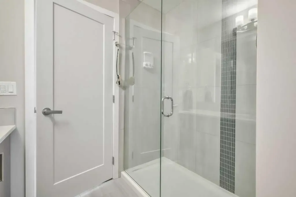8531 8a Avenue SW Calgary AB T3H 1V4