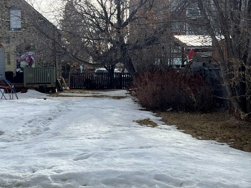 5027 46 Street Sylvan Lake AB T4S1R4