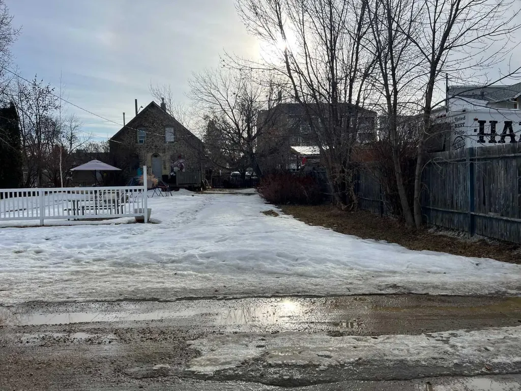 5027 46 Street Sylvan Lake AB T4S1R4