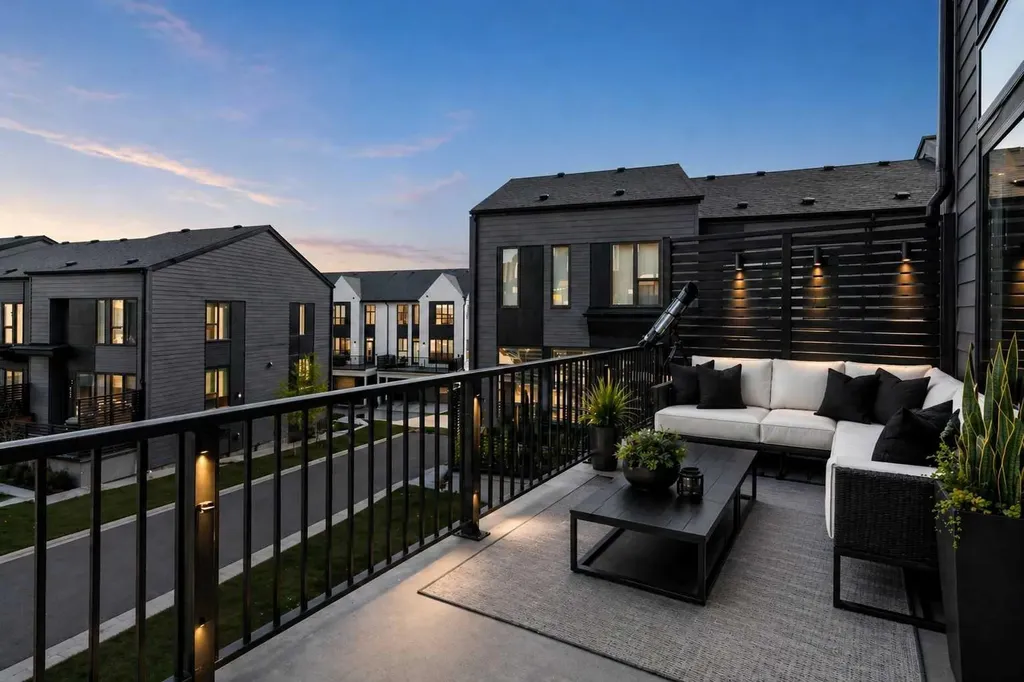 244 Sovereign Common SW Calgary AB T3C 3Y3