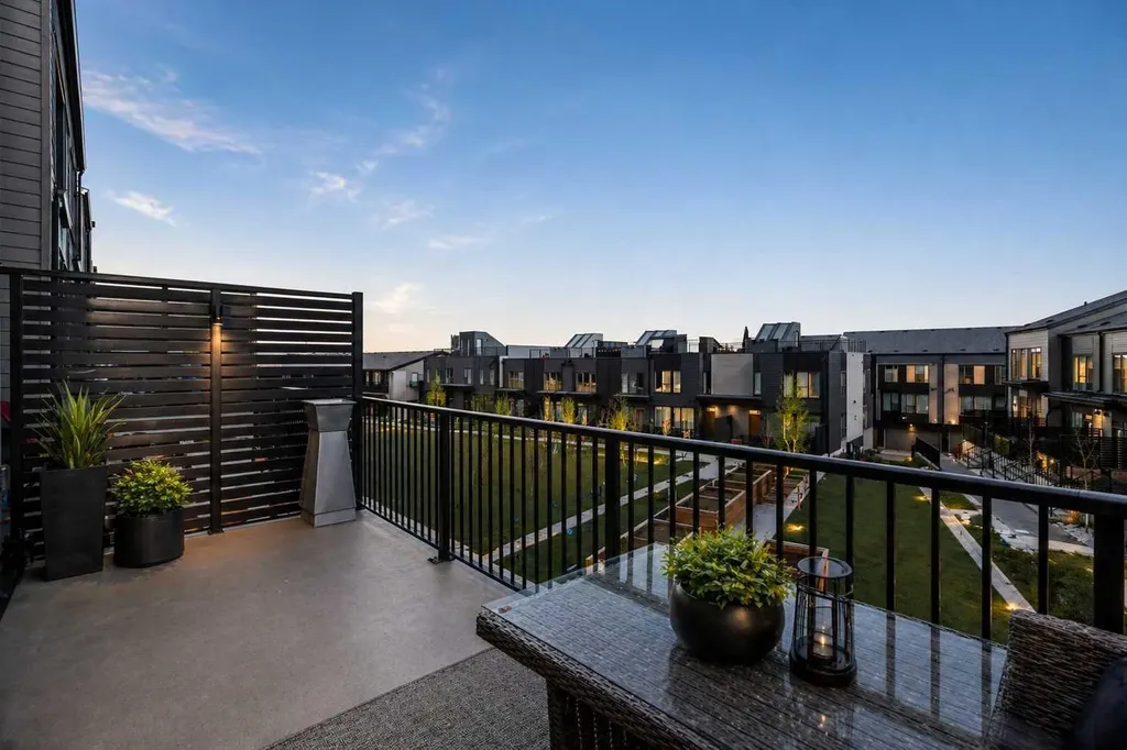 244 Sovereign Common SW Calgary AB T3C 3Y3