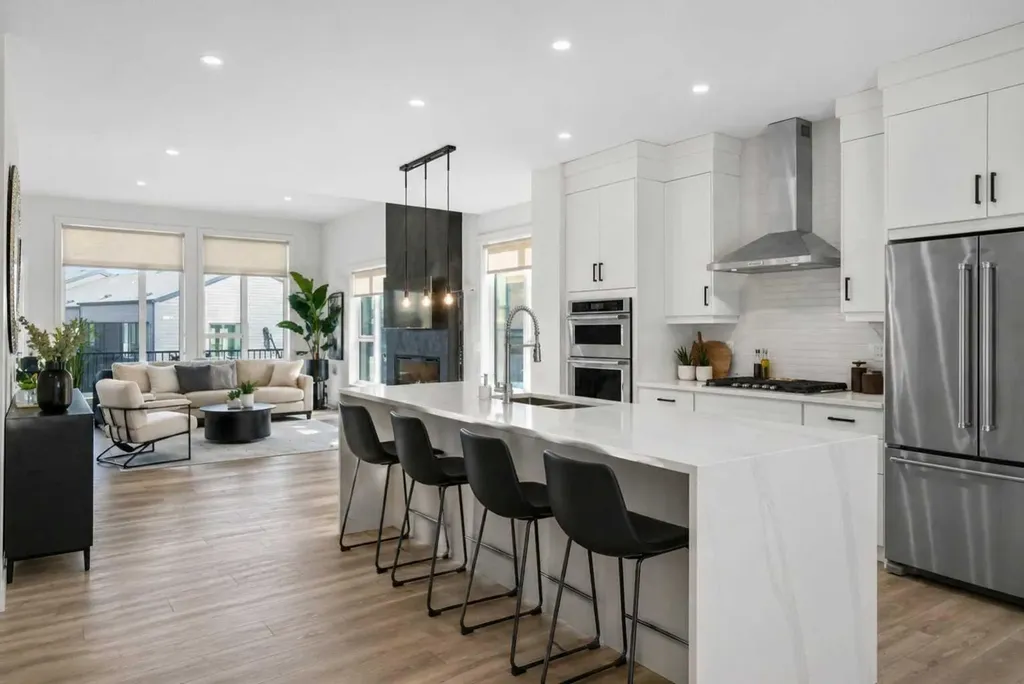 244 Sovereign Common SW Calgary AB T3C 3Y3