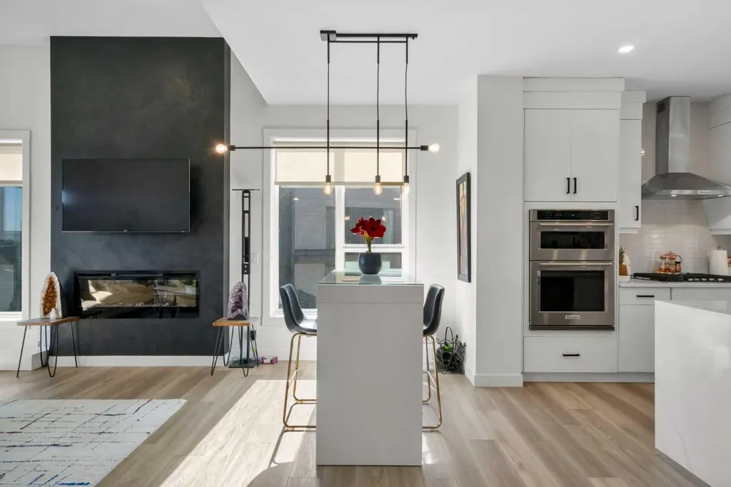 244 Sovereign Common SW Calgary AB T3C 3Y3