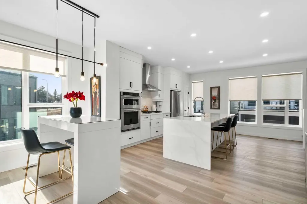 244 Sovereign Common SW Calgary AB T3C 3Y3