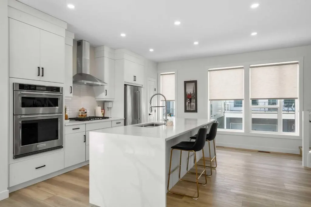 244 Sovereign Common SW Calgary AB T3C 3Y3