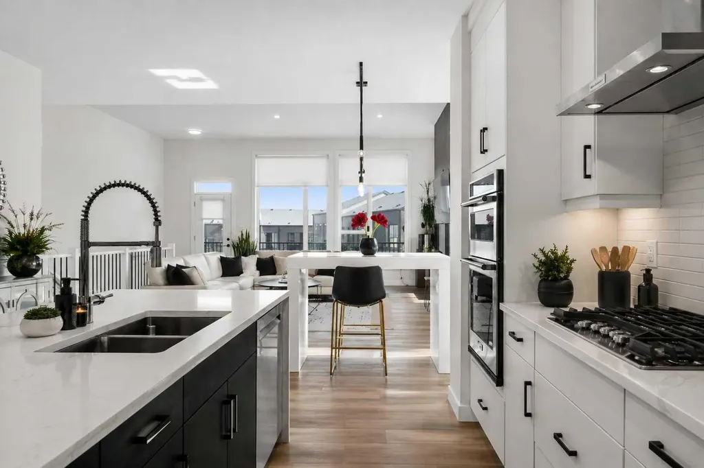 244 Sovereign Common SW Calgary AB T3C 3Y3
