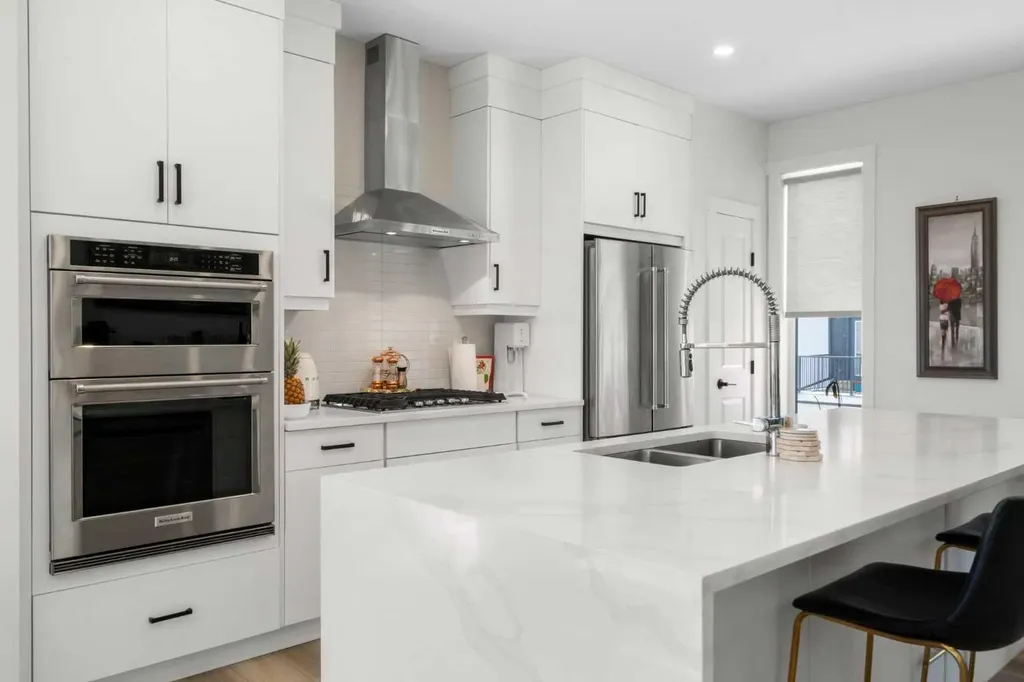 244 Sovereign Common SW Calgary AB T3C 3Y3