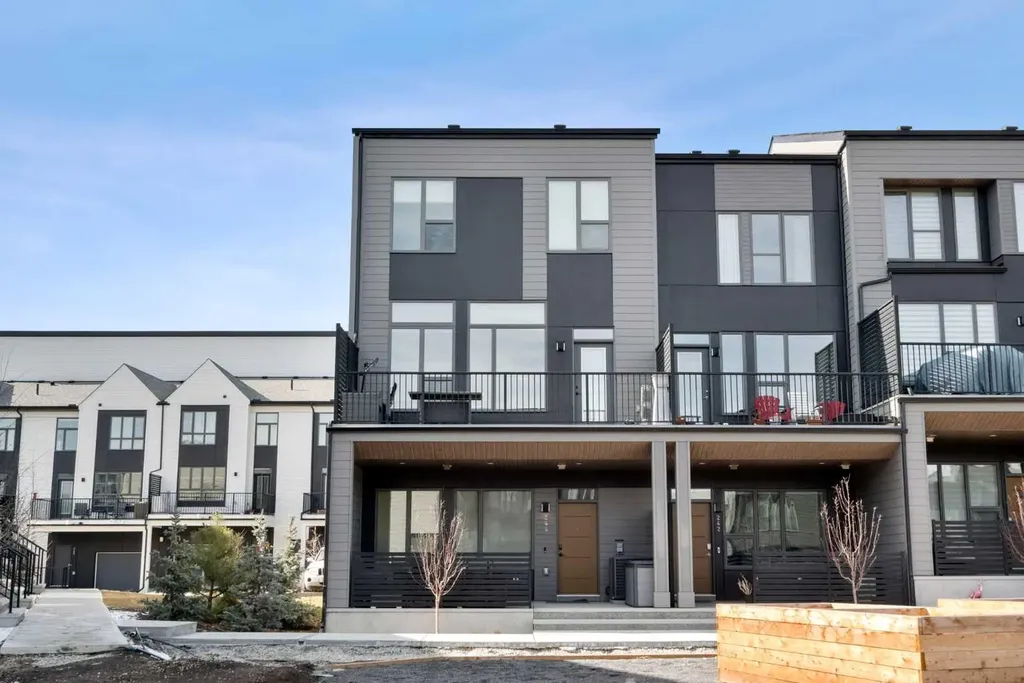 244 Sovereign Common SW Calgary AB T3C 3Y3