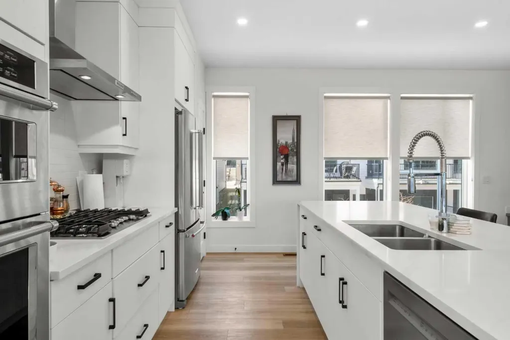 244 Sovereign Common SW Calgary AB T3C 3Y3