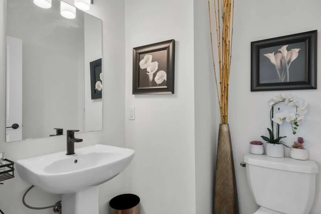 244 Sovereign Common SW Calgary AB T3C 3Y3
