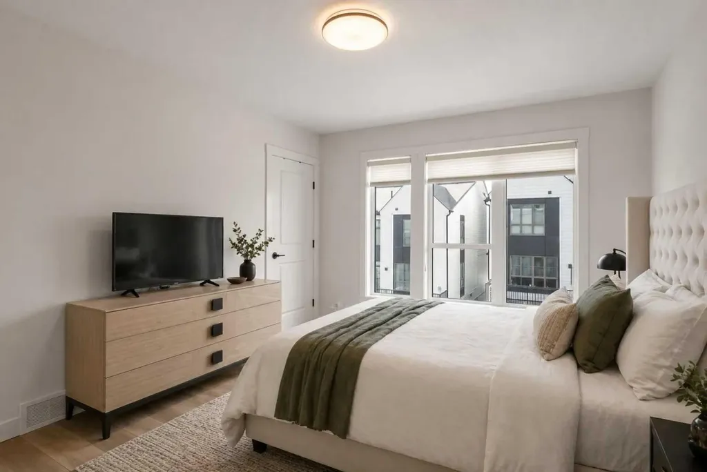 244 Sovereign Common SW Calgary AB T3C 3Y3