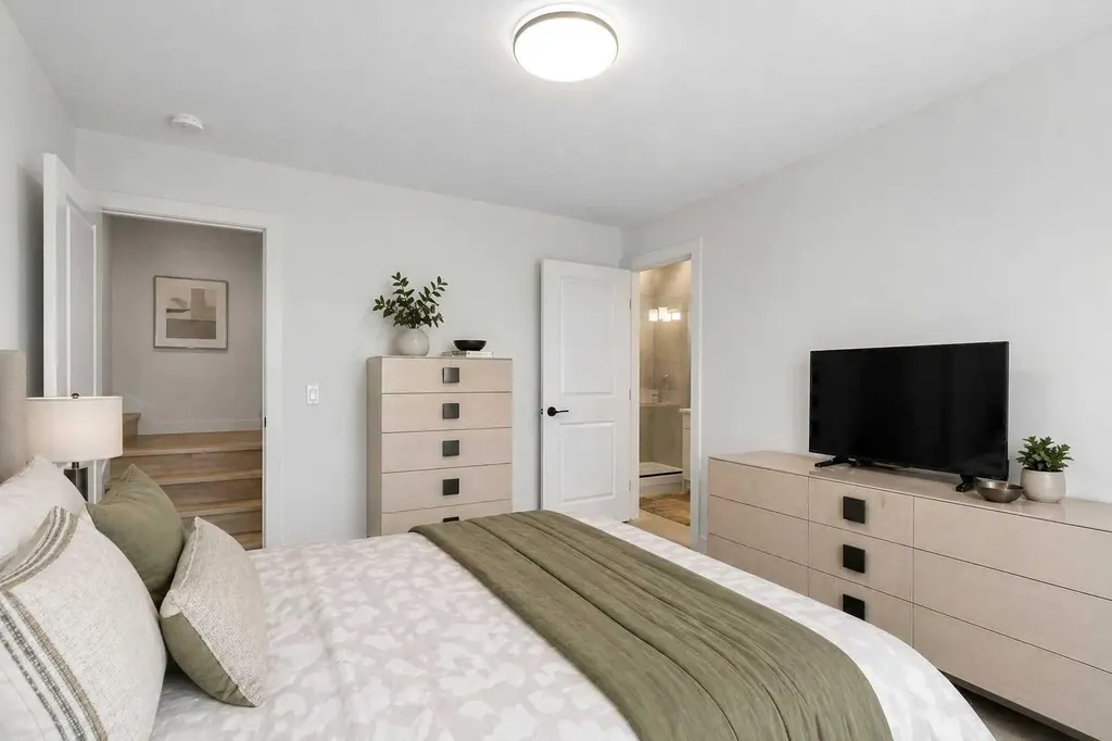 244 Sovereign Common SW Calgary AB T3C 3Y3