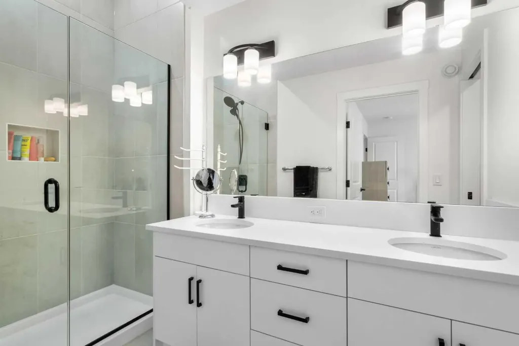 244 Sovereign Common SW Calgary AB T3C 3Y3