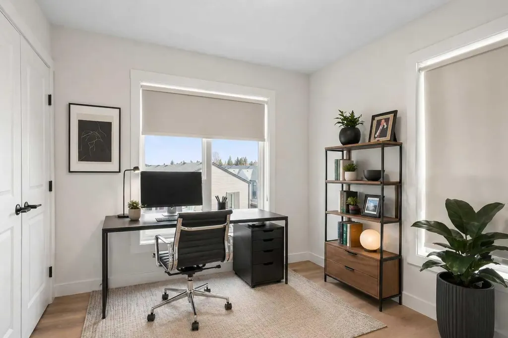 244 Sovereign Common SW Calgary AB T3C 3Y3