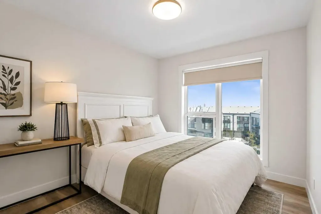 244 Sovereign Common SW Calgary AB T3C 3Y3