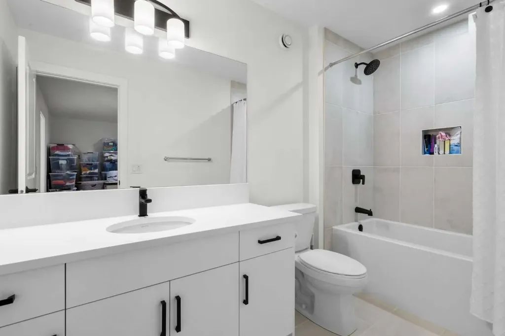 244 Sovereign Common SW Calgary AB T3C 3Y3