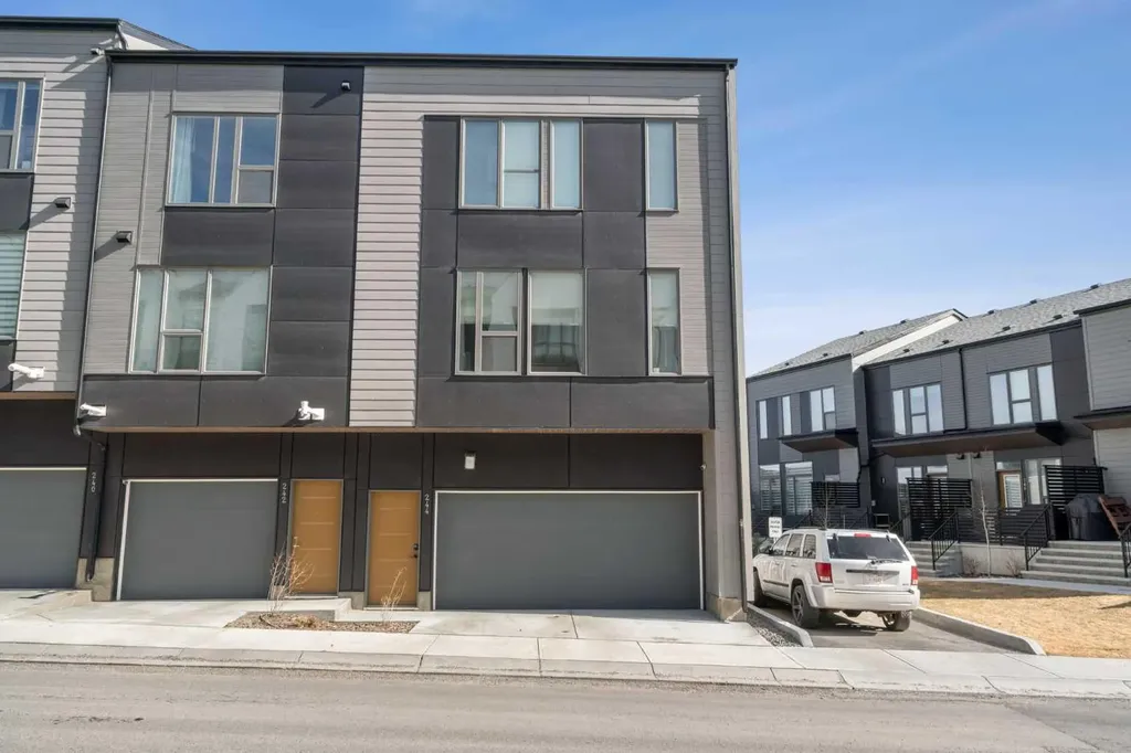 244 Sovereign Common SW Calgary AB T3C 3Y3