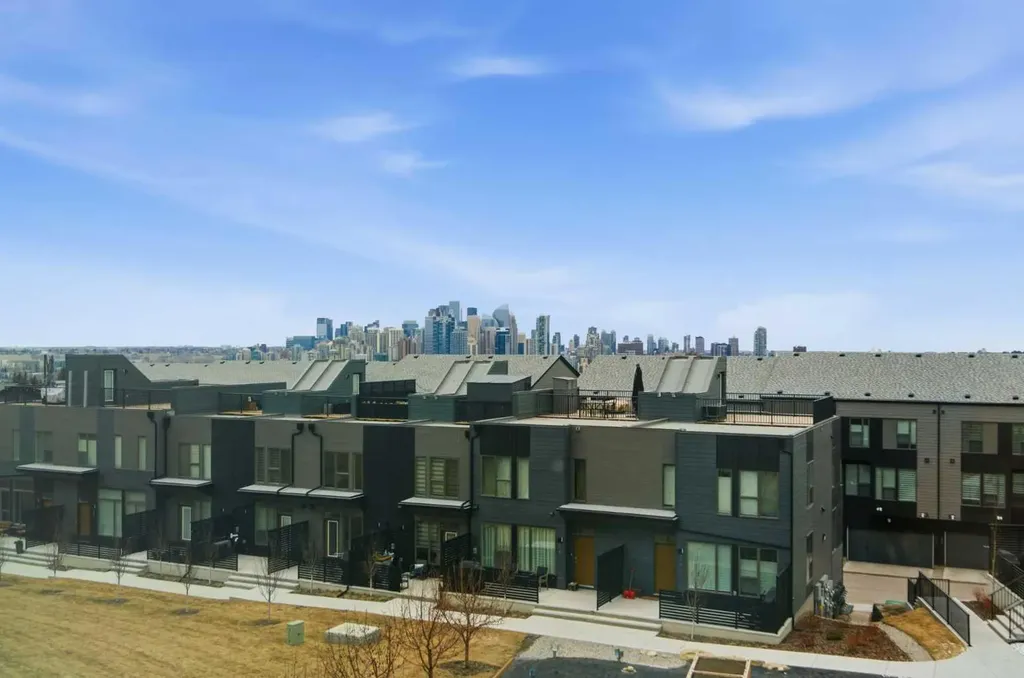 244 Sovereign Common SW Calgary AB T3C 3Y3