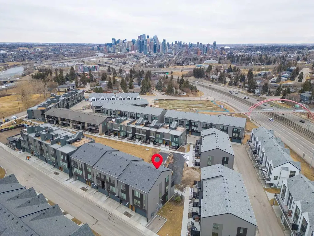 244 Sovereign Common SW Calgary AB T3C 3Y3
