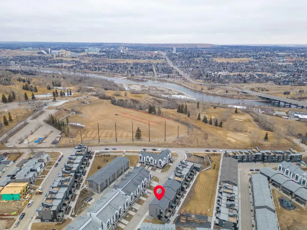 244 Sovereign Common SW Calgary AB T3C 3Y3