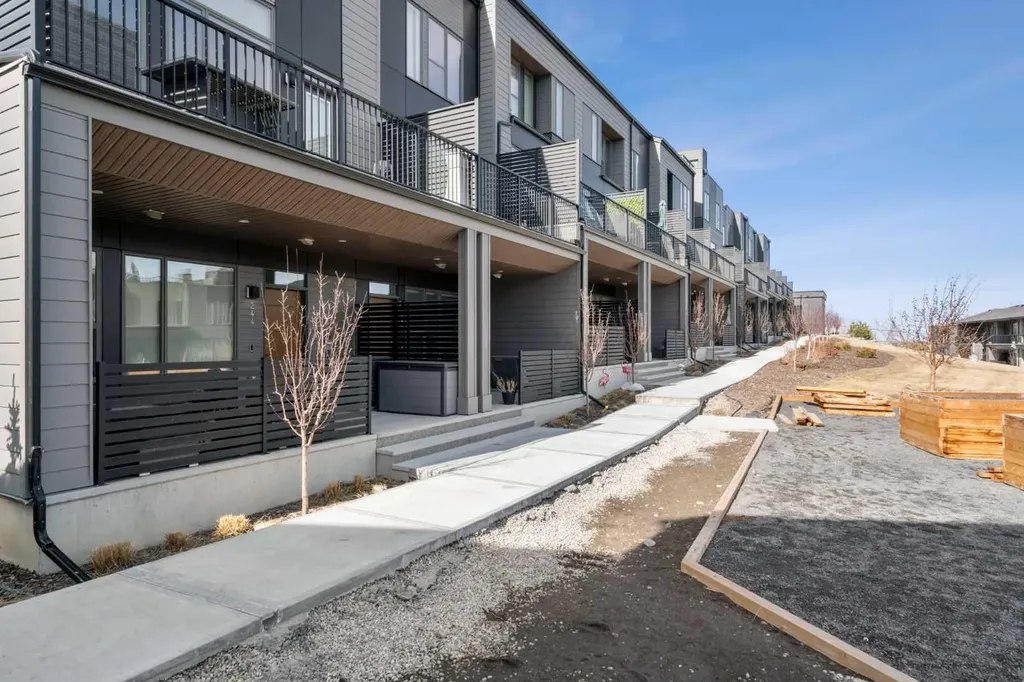 244 Sovereign Common SW Calgary AB T3C 3Y3