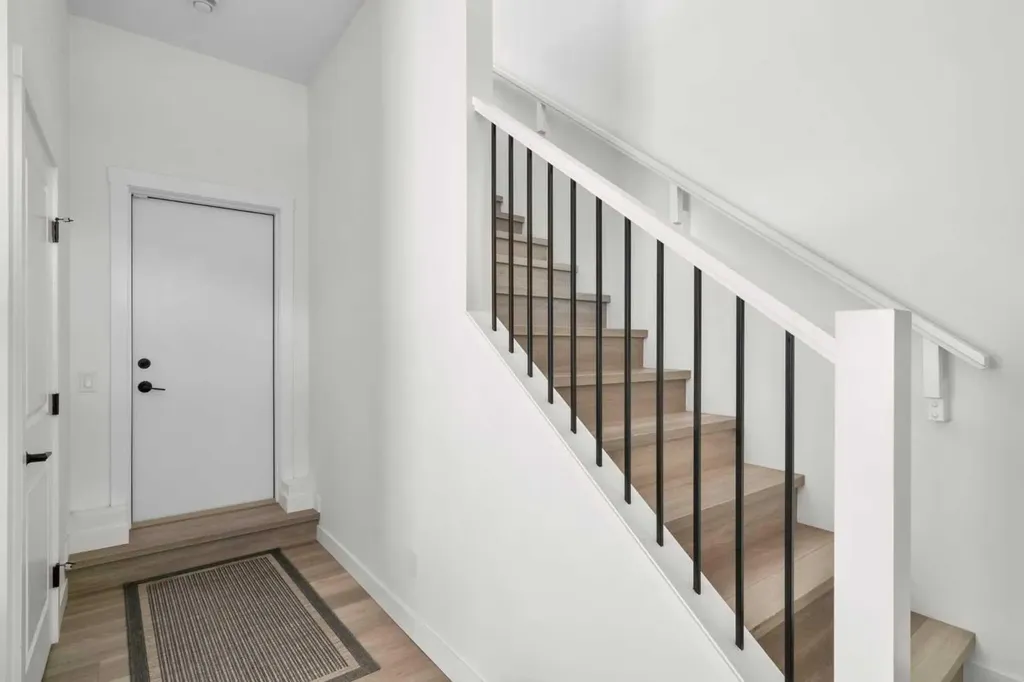 244 Sovereign Common SW Calgary AB T3C 3Y3