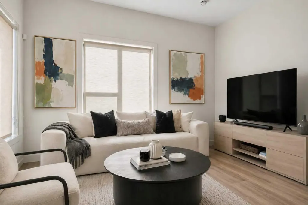244 Sovereign Common SW Calgary AB T3C 3Y3