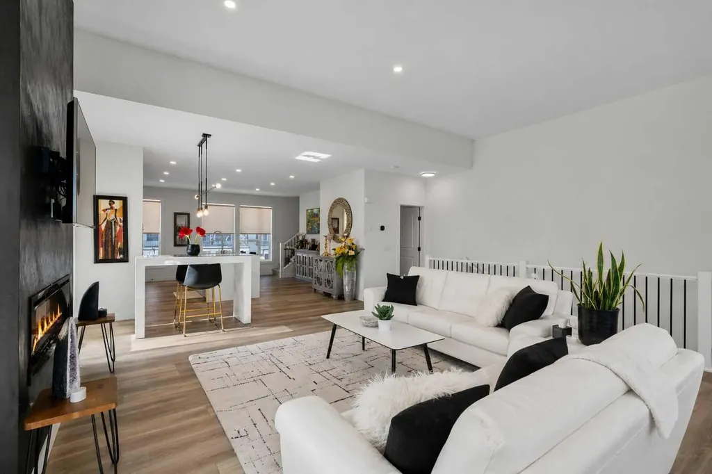 244 Sovereign Common SW Calgary AB T3C 3Y3