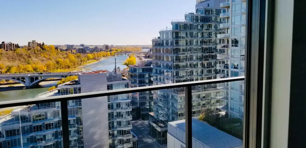 128 2 Street SW Calgary AB T2P 4V9