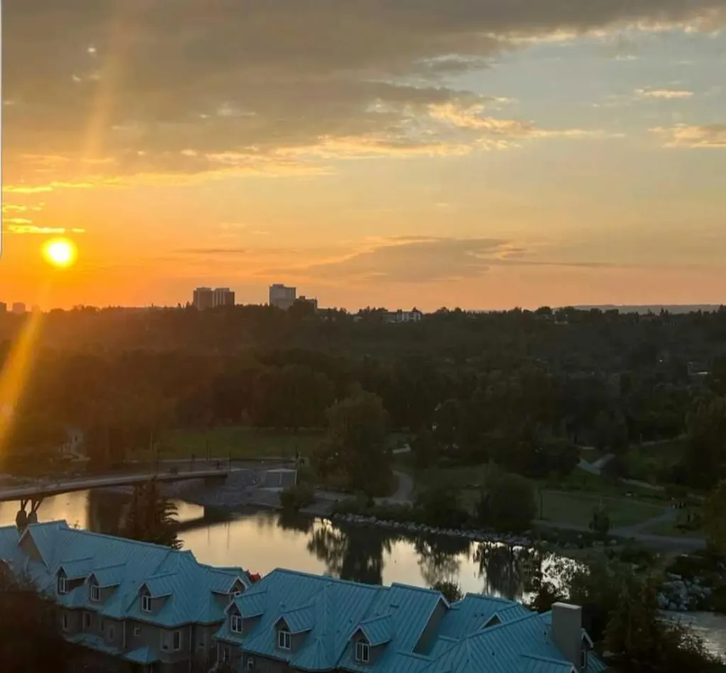 128 2 Street SW Calgary AB T2P 4V9