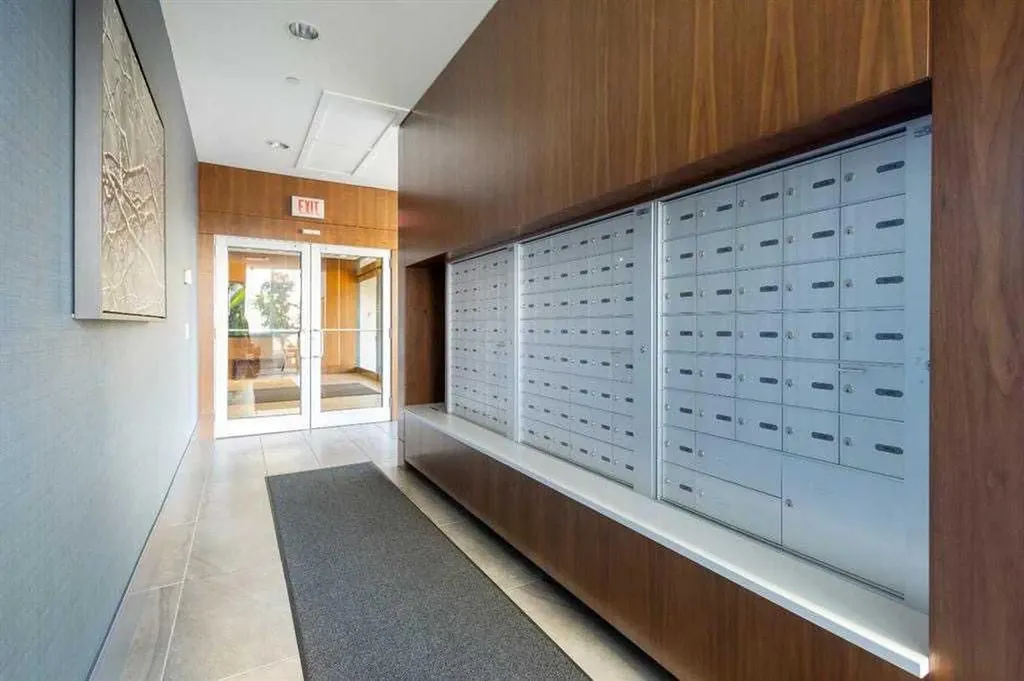 128 2 Street SW Calgary AB T2P 4V9
