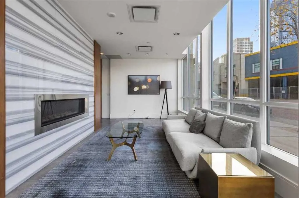 128 2 Street SW Calgary AB T2P 4V9