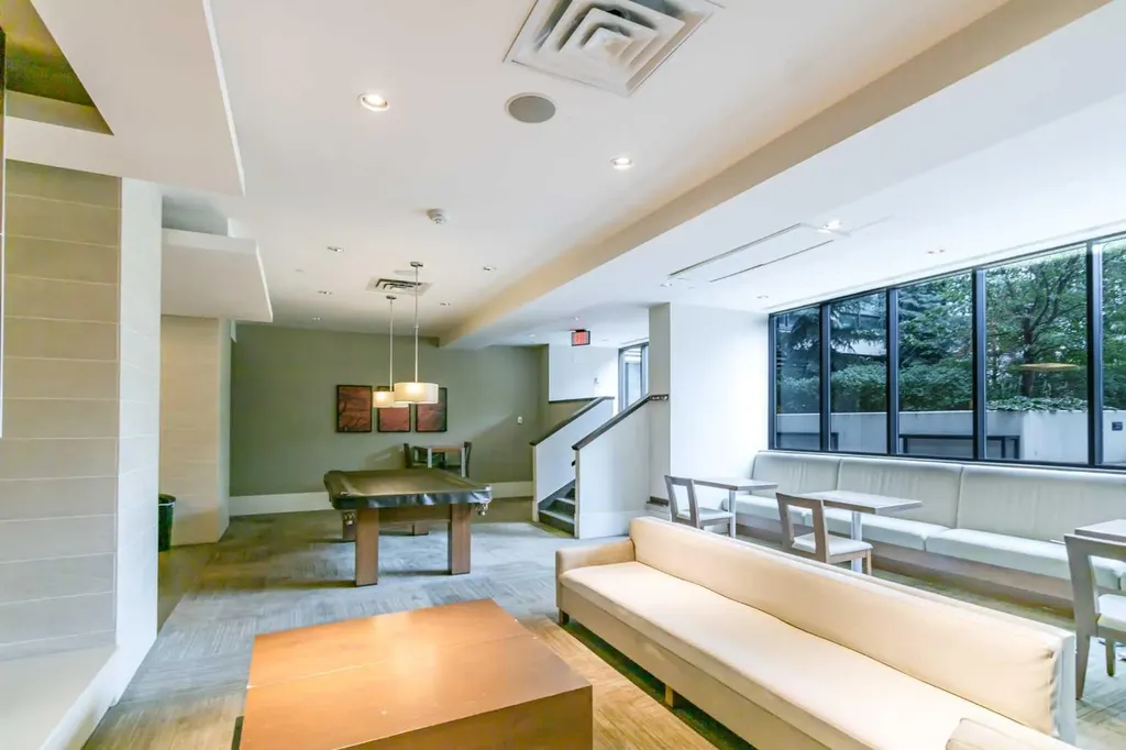 128 2 Street SW Calgary AB T2P 4V9