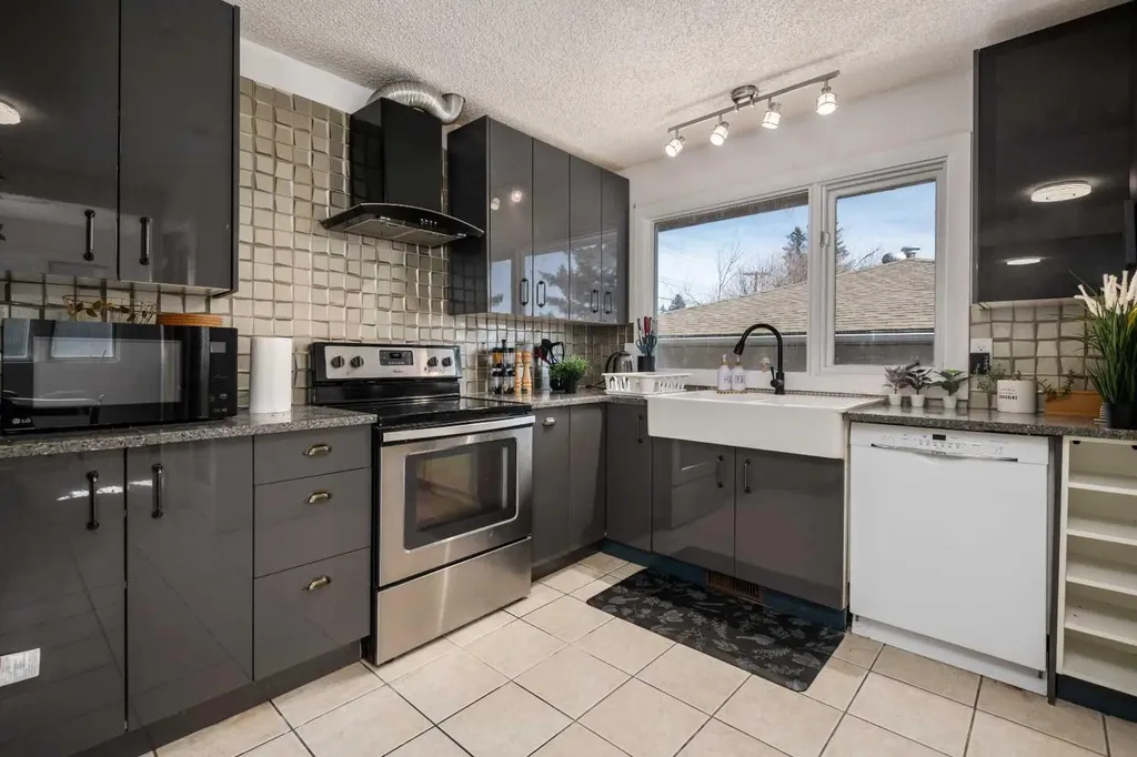 4504 14 Street NW Calgary AB T2K1J6
