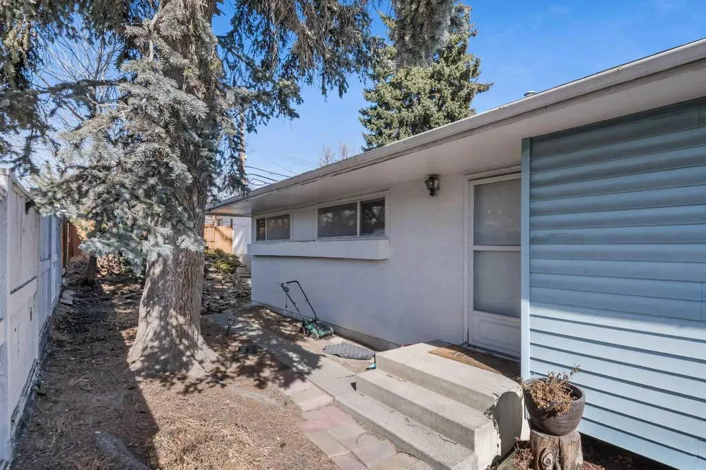 4504 14 Street NW Calgary AB T2K1J6