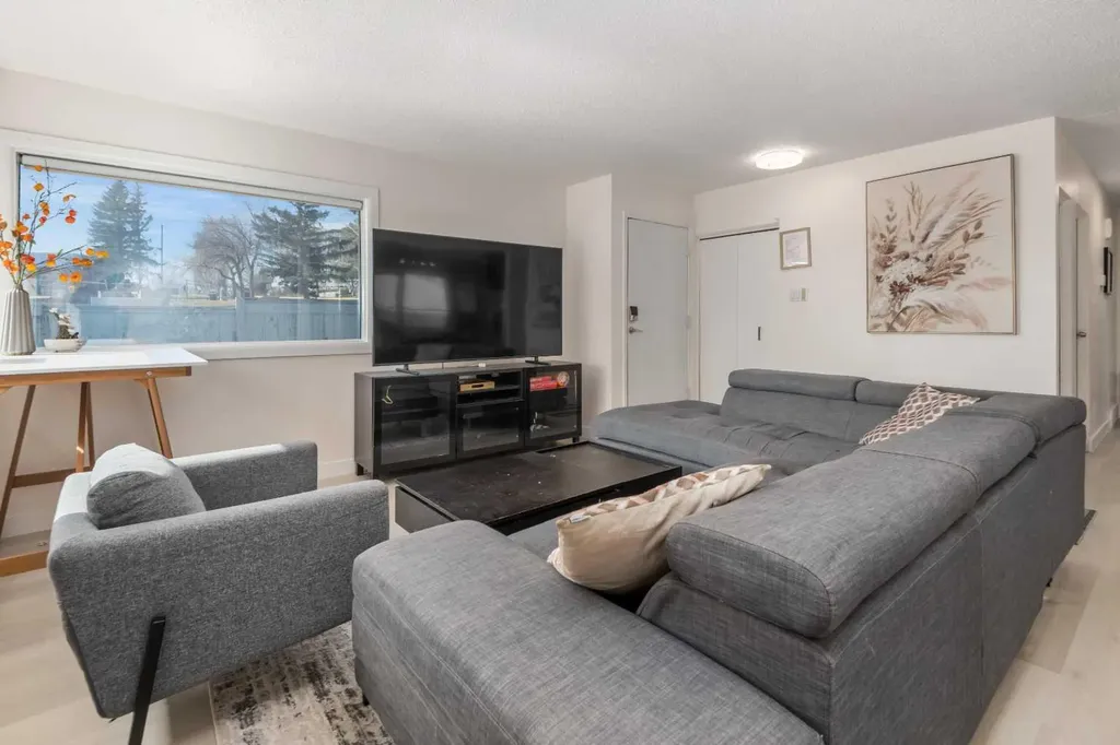 4504 14 Street NW Calgary AB T2K1J6