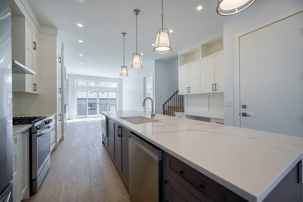 2008 26a Street SW Calgary AB T3E 2C1