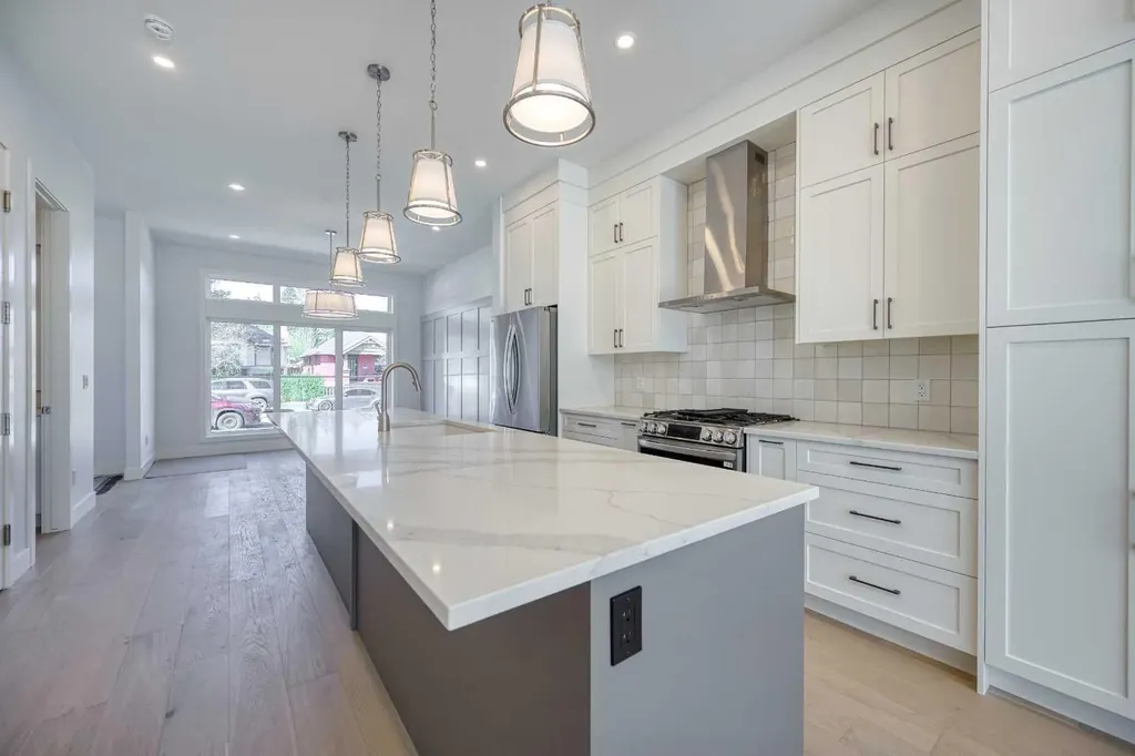 2008 26a Street SW Calgary AB T3E 2C1