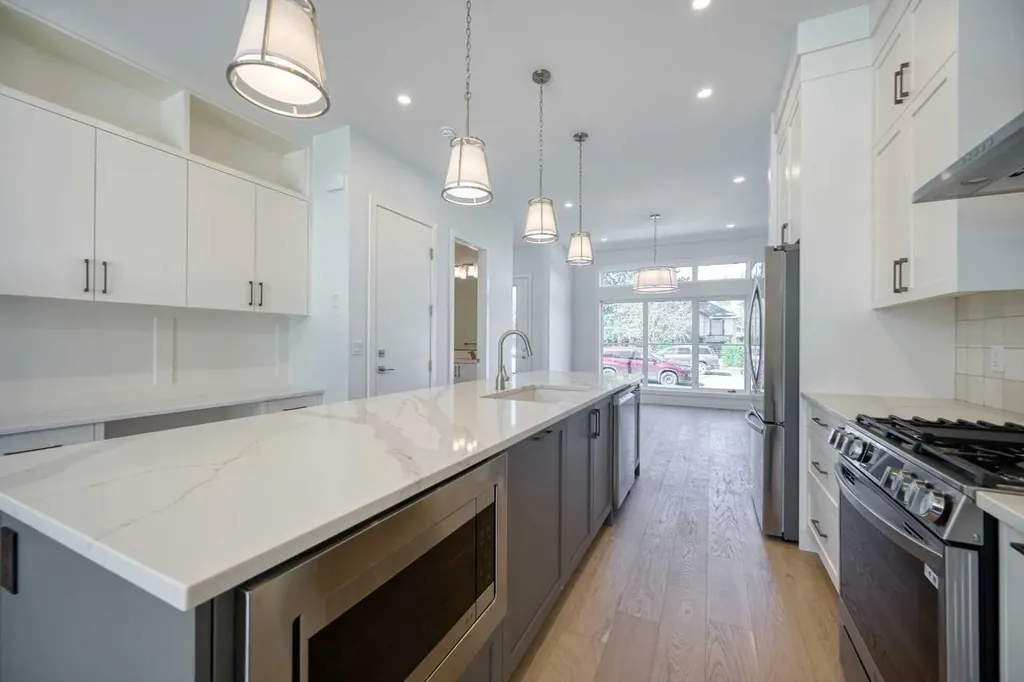 2008 26a Street SW Calgary AB T3E 2C1