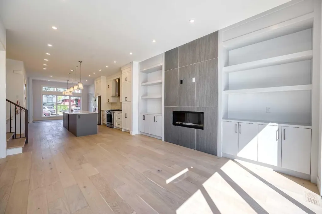 2008 26a Street SW Calgary AB T3E 2C1