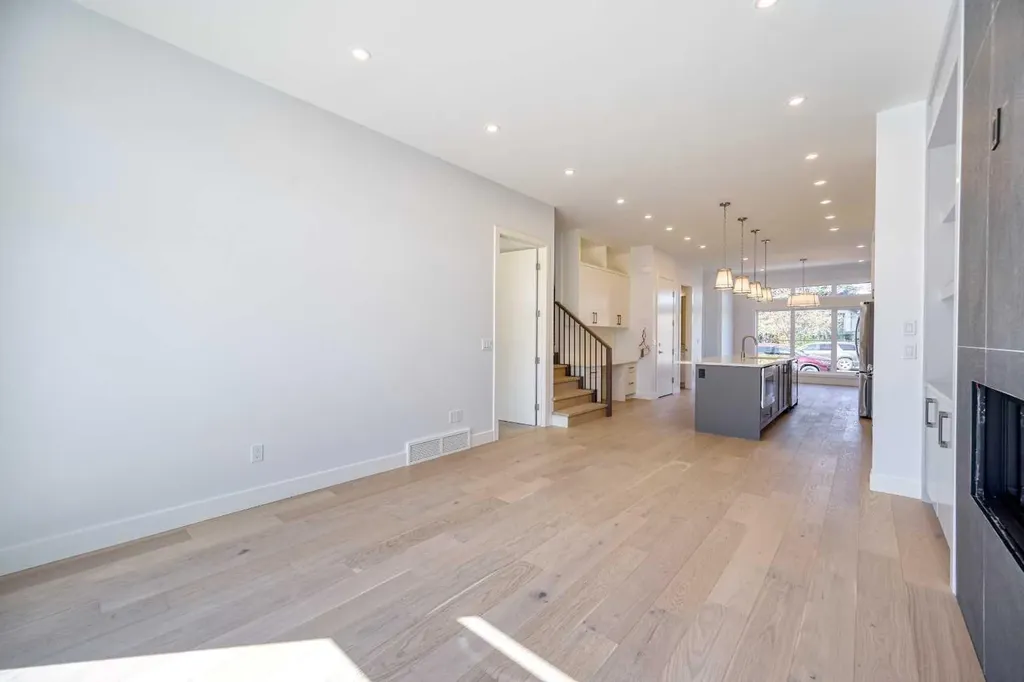 2008 26a Street SW Calgary AB T3E 2C1