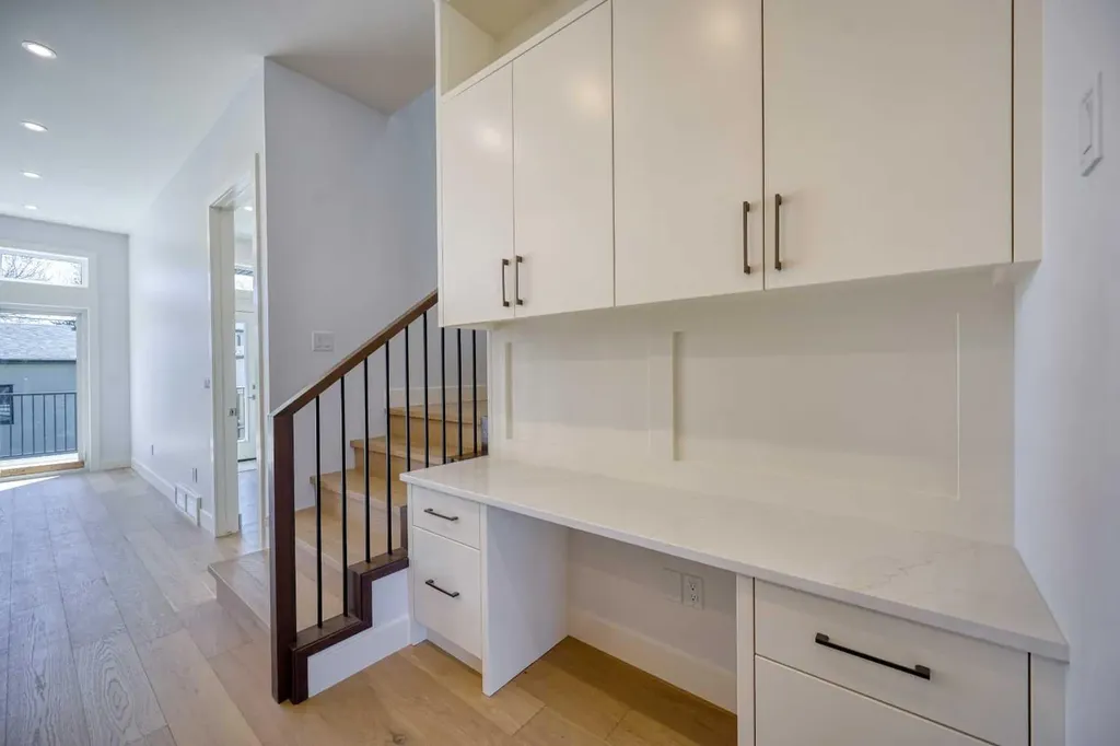 2008 26a Street SW Calgary AB T3E 2C1