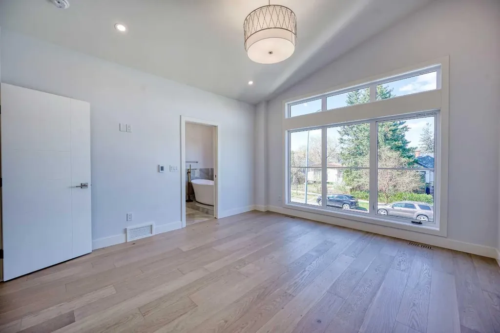 2008 26a Street SW Calgary AB T3E 2C1