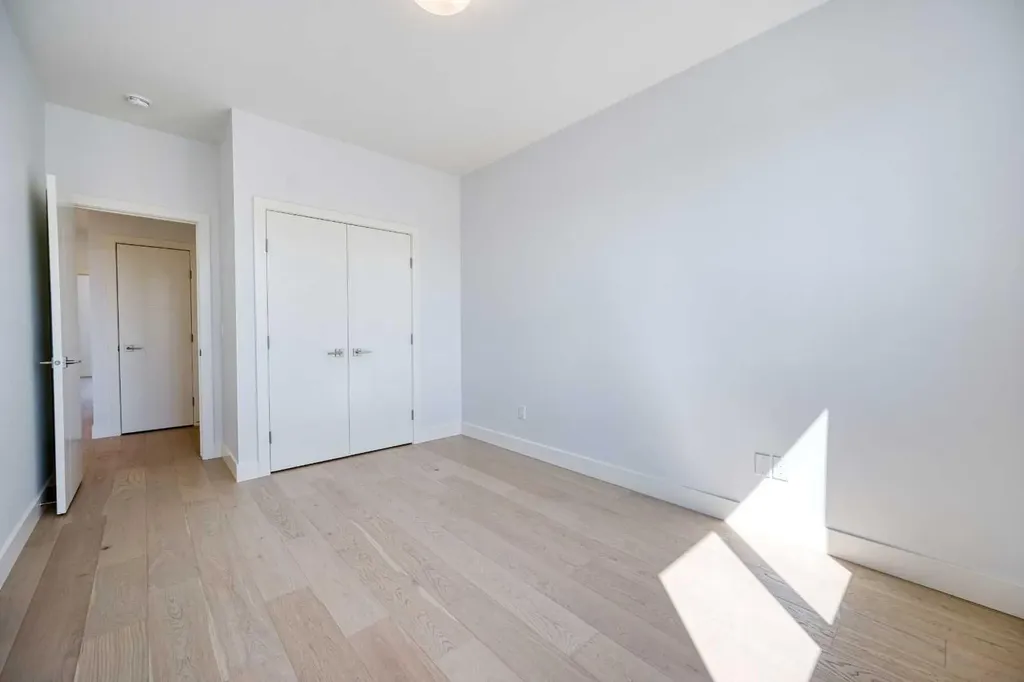 2008 26a Street SW Calgary AB T3E 2C1