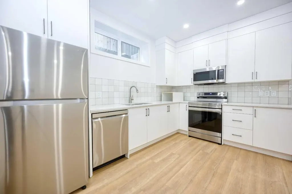 2008 26a Street SW Calgary AB T3E 2C1