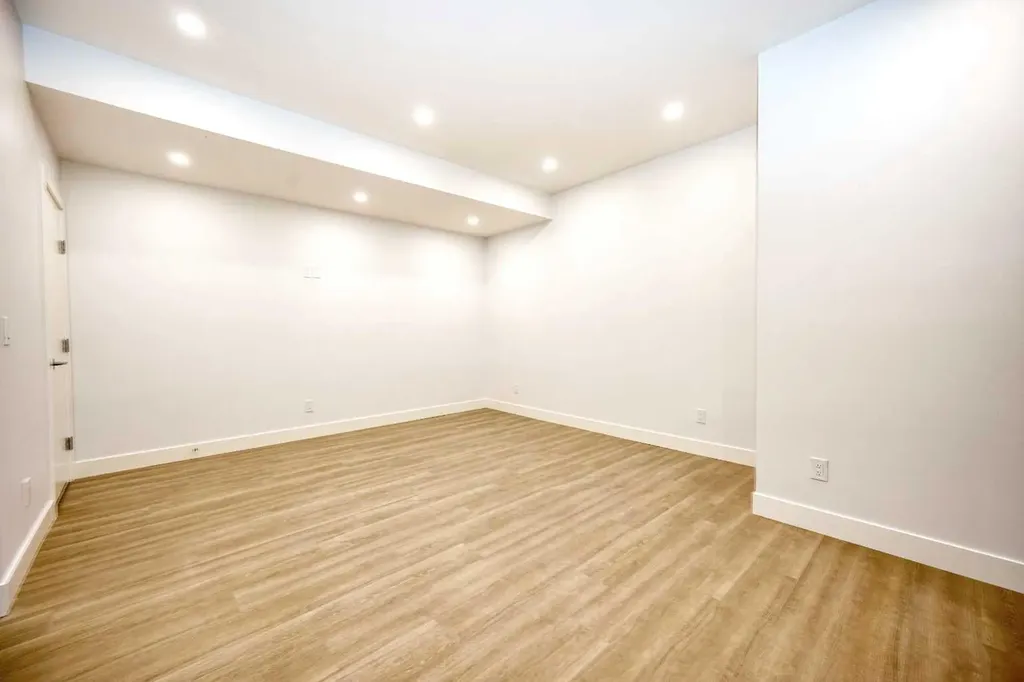 2008 26a Street SW Calgary AB T3E 2C1